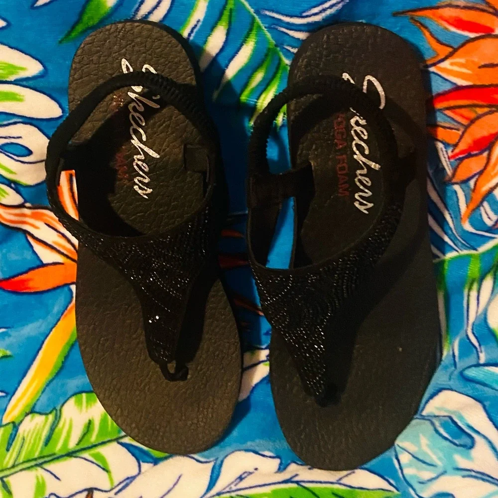 Sketchers rhinestone sling back thong with yoga, Yoga Foam cushioned /Size 9